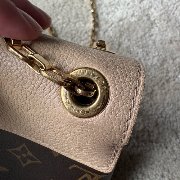 ✨GENUINE✨ LOUIS VUITTON Monogram Pallas Chain (Gold) in Crème - Picture 7 of 10